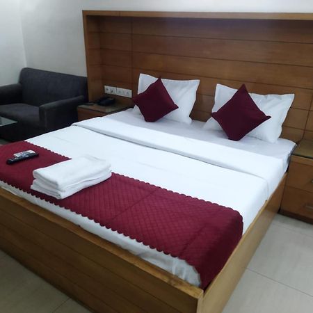 Signature Plaza Hotel New Delhi Buitenkant foto