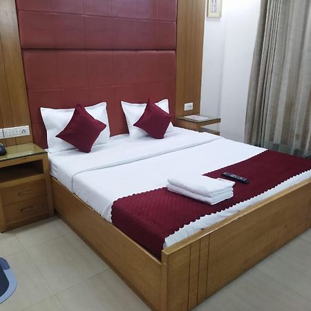 Signature Plaza Hotel New Delhi Buitenkant foto
