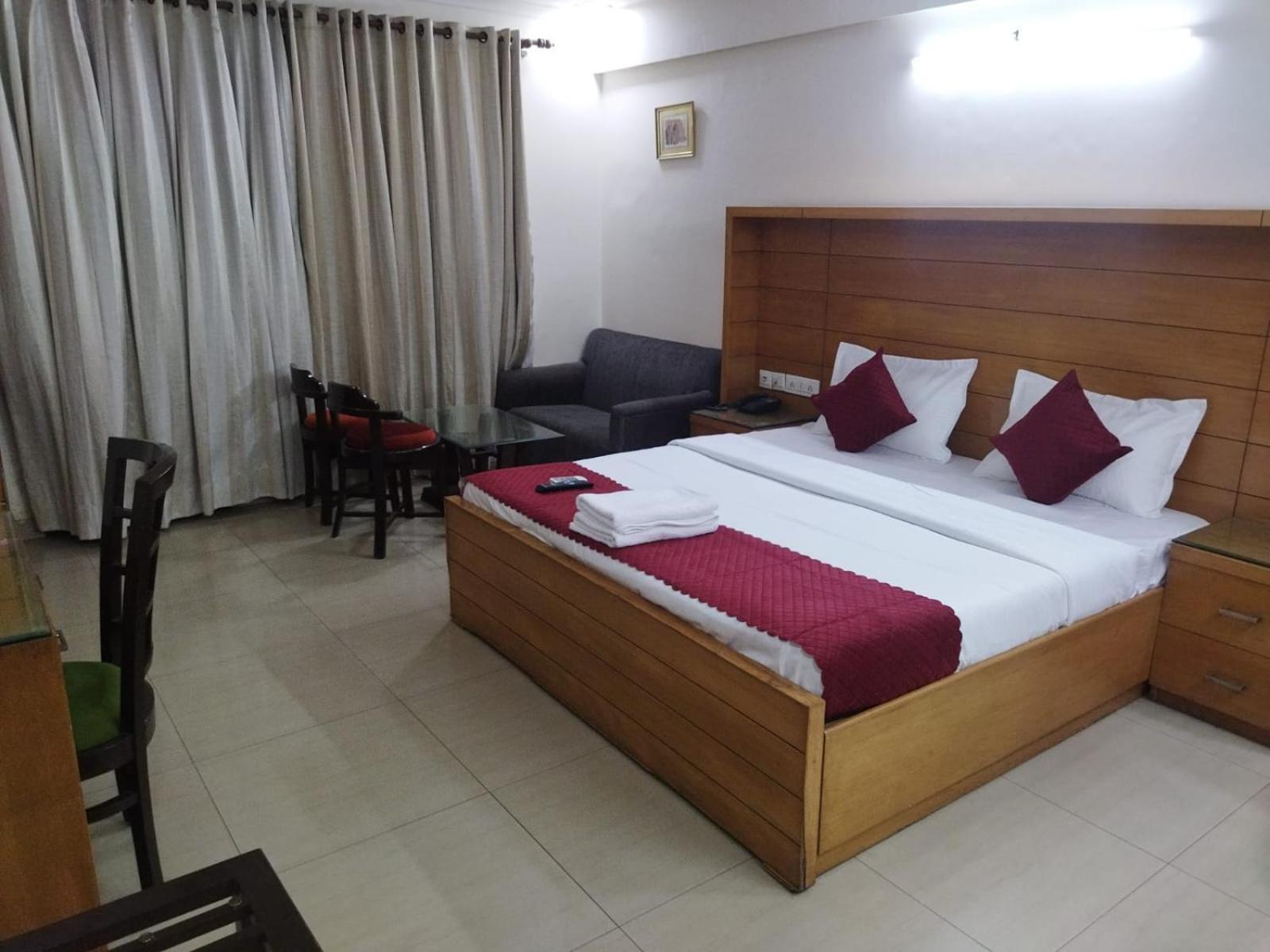 Signature Plaza Hotel New Delhi Buitenkant foto