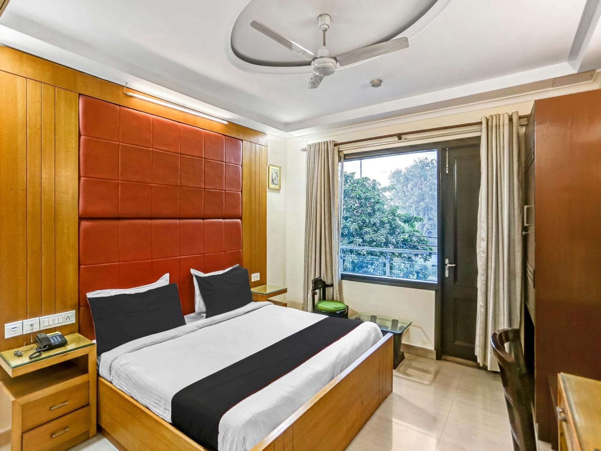 Signature Plaza Hotel New Delhi Buitenkant foto